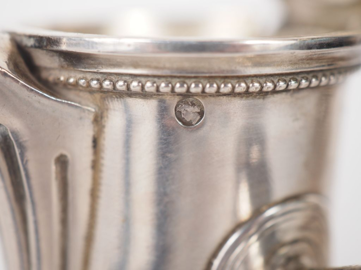 2 différentes verseuses égoïstes en argent, une poinçon XVIIIème. Pari