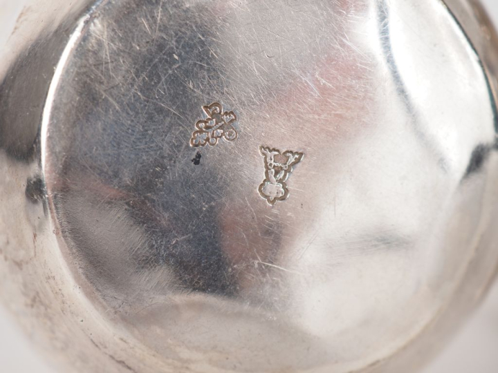 2 différentes verseuses égoïstes en argent, une poinçon XVIIIème. Pari