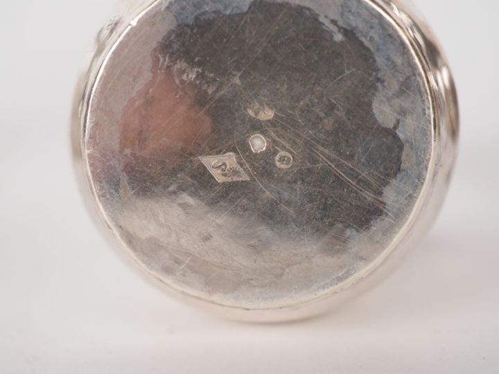 2 différentes verseuses égoïstes en argent, une poinçon XVIIIème. Pari