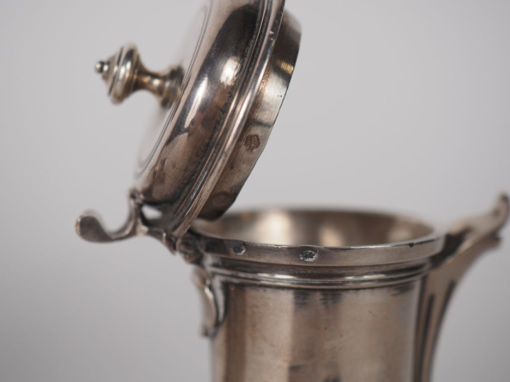 2 différentes verseuses égoïstes en argent, une poinçon XVIIIème. Pari