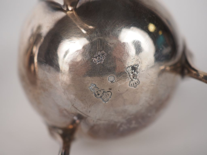 2 différentes verseuses égoïstes en argent, une poinçon XVIIIème. Pari