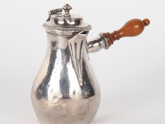 Vente aux enchères Verseuse égoiste en argent, poinçon Minerve, armoriée, manche en buis.