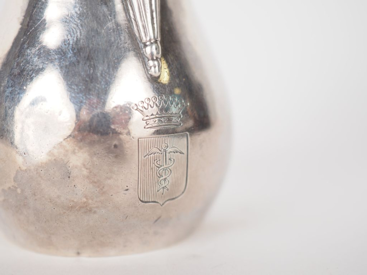 Verseuse égoiste en argent, poinçon Minerve, armoriée, manche en buis.