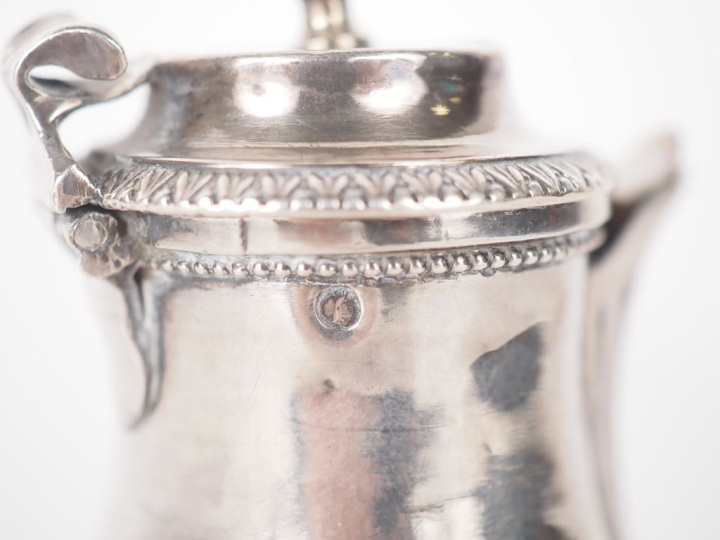 Verseuse égoiste en argent, poinçon Minerve, armoriée, manche en buis.