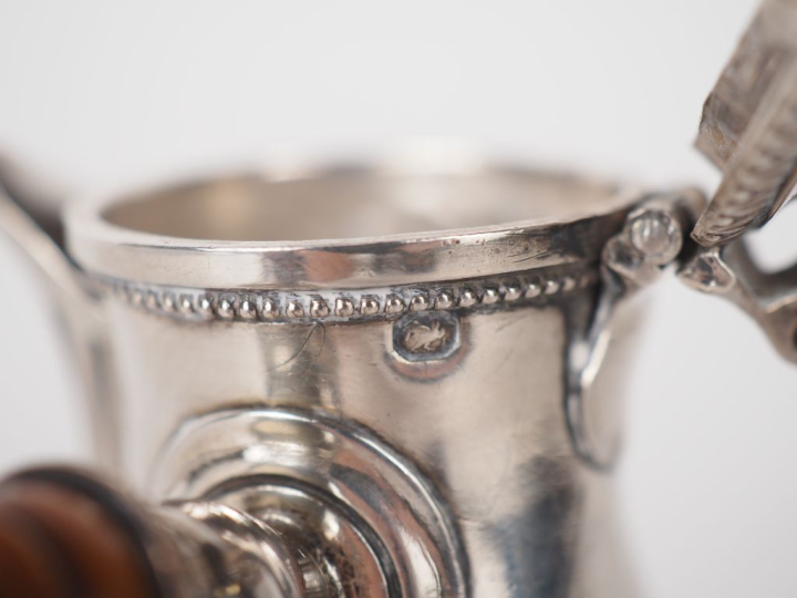 Verseuse égoiste en argent, poinçon Minerve, armoriée, manche en buis.