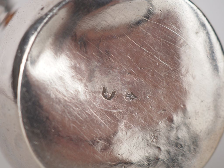 Verseuse égoiste en argent, poinçon Minerve, armoriée, manche en buis.