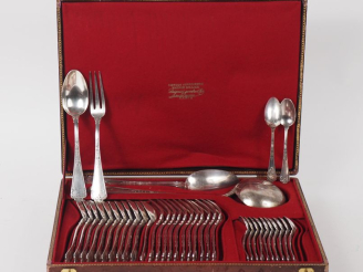 Vente aux enchères PUIFORCAT.  Ménagère modèle "Fer de Lance" en argent 925, poinçon Mine