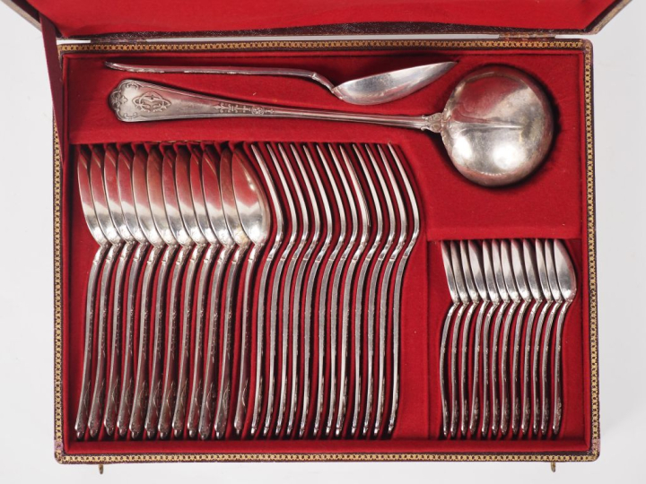 PUIFORCAT.  Ménagère modèle "Fer de Lance" en argent 925, poinçon Mine