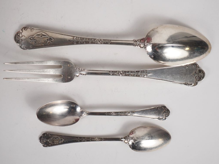 PUIFORCAT.  Ménagère modèle "Fer de Lance" en argent 925, poinçon Mine