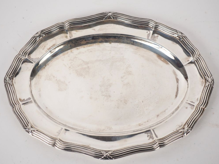ODIOT. Paris Plat ovale de style Louis XVI en argent, poinçon Minerve.