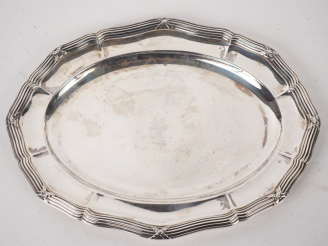 Vente aux enchères ODIOT. Paris Plat ovale de style Louis XVI en argent, poinçon Minerve.