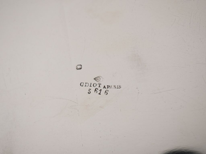 ODIOT. Paris Plat ovale de style Louis XVI en argent, poinçon Minerve.