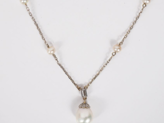 Vente aux enchères Collier en or blanc, serti en son centre d’une perle fine en forme de 
