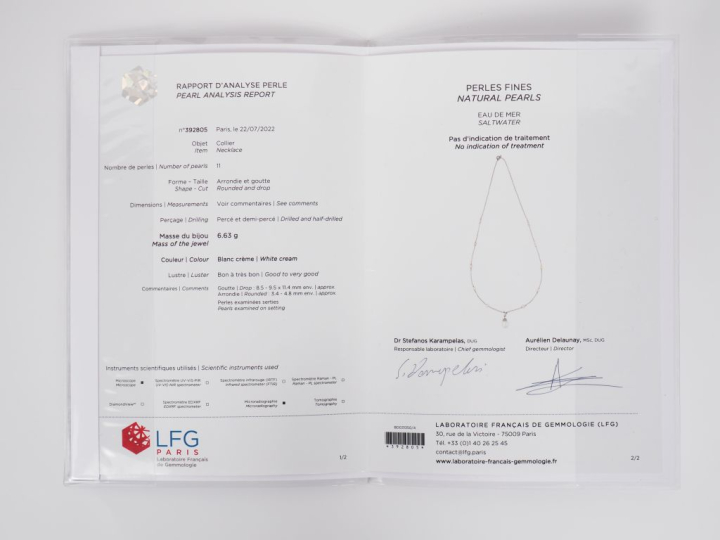 Collier en or blanc, serti en son centre d’une perle fine en forme de 