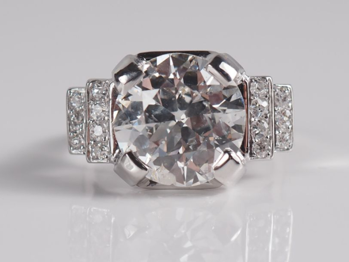 Bague Art déco en platine et or blanc 750, sertie en son centre d'un d