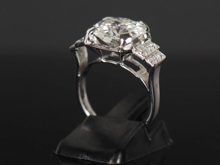 Bague Art déco en platine et or blanc 750, sertie en son centre d'un d