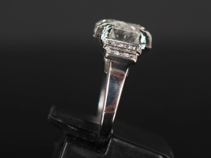 Bague Art déco en platine et or blanc 750, sertie en son centre d'un d