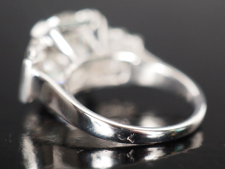 Bague Art déco en platine et or blanc 750, sertie en son centre d'un d