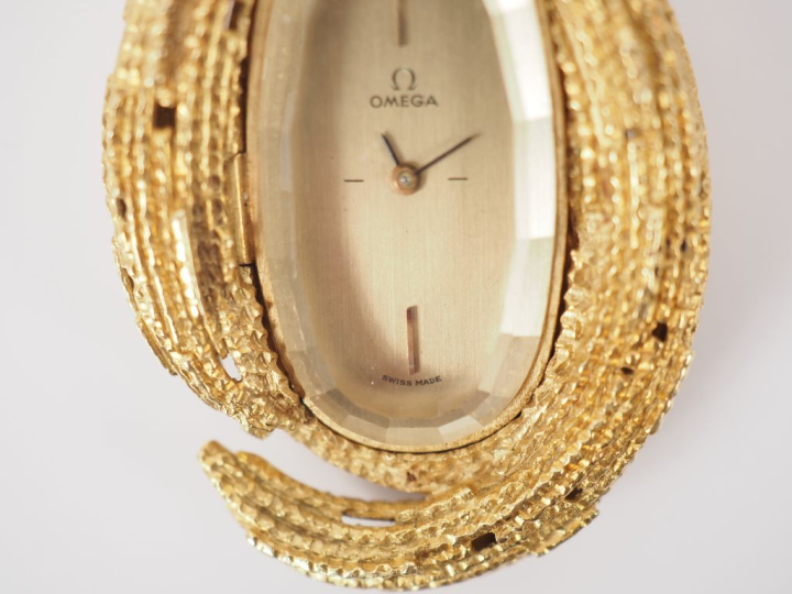 OMEGA / Andrew GRIMA Pendentif mouvementé en or jaune 750 en forme de 