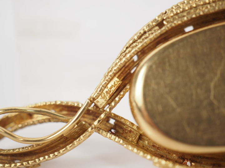 OMEGA / Andrew GRIMA Pendentif mouvementé en or jaune 750 en forme de 