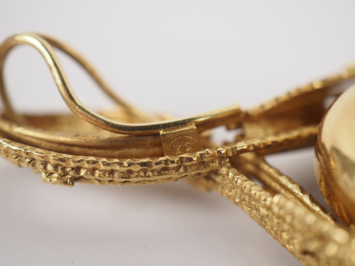 OMEGA / Andrew GRIMA Pendentif mouvementé en or jaune 750 en forme de 