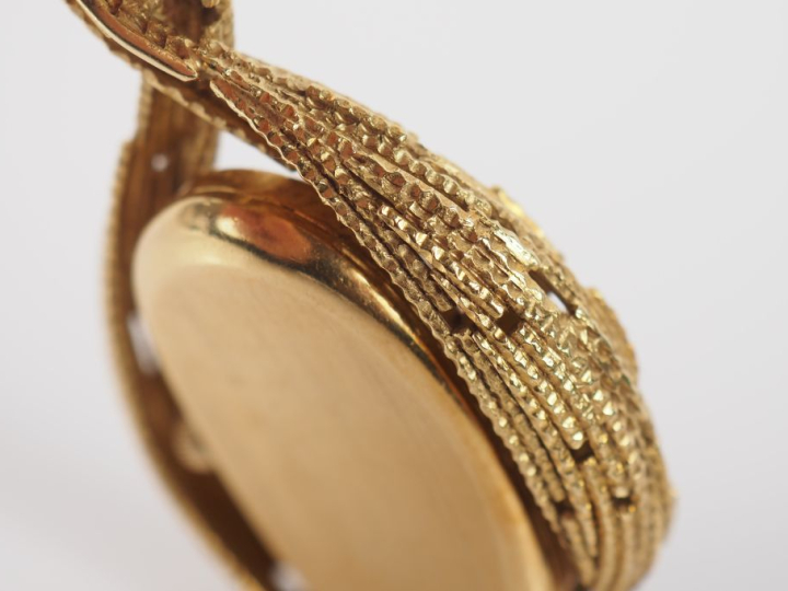 OMEGA / Andrew GRIMA Pendentif mouvementé en or jaune 750 en forme de 