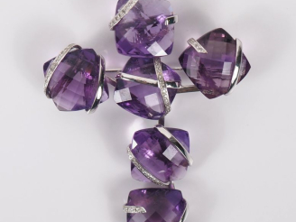 Vente aux enchères Important pendentif en or blanc 750 en forme de croix, serti de six am