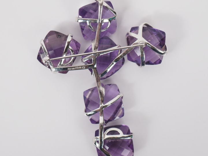 Important pendentif en or blanc 750 en forme de croix, serti de six am