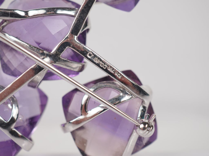 Important pendentif en or blanc 750 en forme de croix, serti de six am