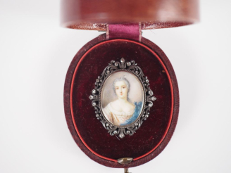 Vente aux enchères Dans un écrin Boin Taburet, une broche monture en argent ajouré et agr