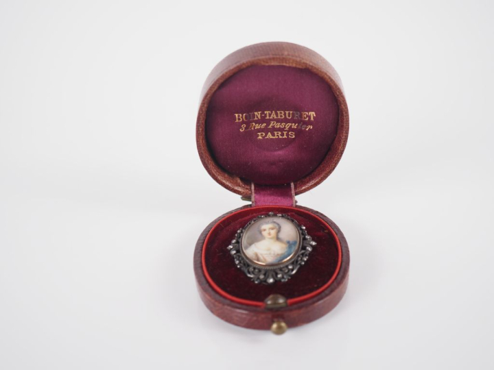 Dans un écrin Boin Taburet, une broche monture en argent ajouré et agr