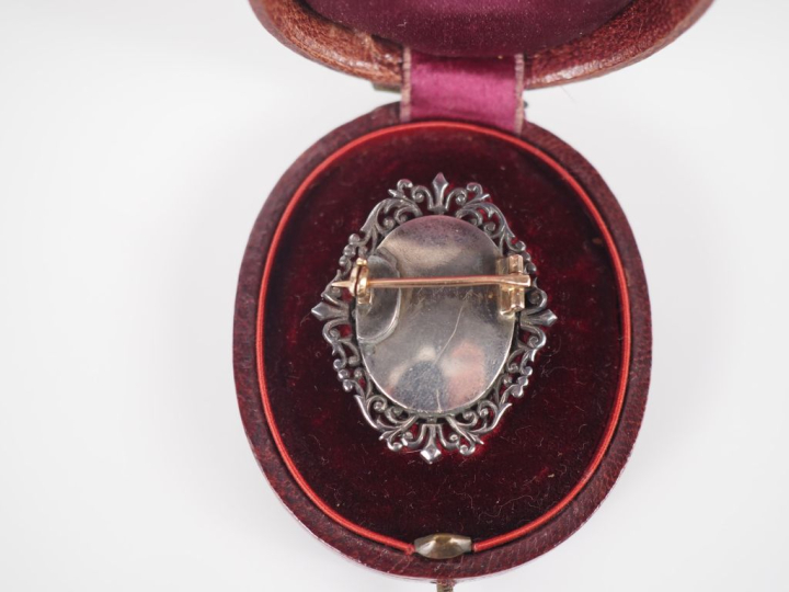 Dans un écrin Boin Taburet, une broche monture en argent ajouré et agr