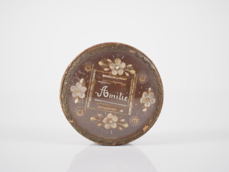 Vente aux enchères Boite Restauration en verre et carton mâché "Amitié".  Diam. 6,5 cm