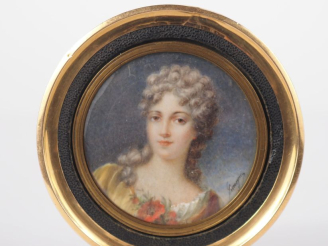 Vente aux enchères Boite XIXème en écaille et or ou pomponne, le couvercle orné d'une min