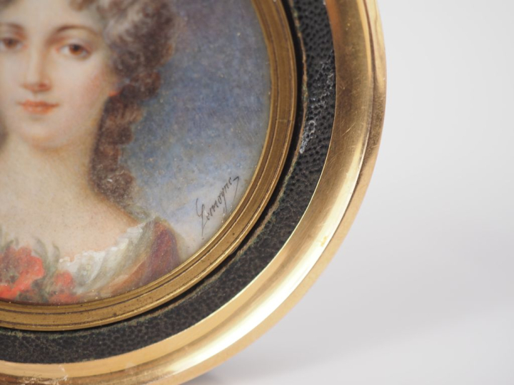 Boite XIXème en écaille et or ou pomponne, le couvercle orné d'une min