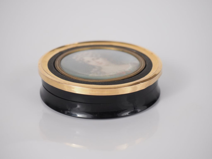 Boite XIXème en écaille et or ou pomponne, le couvercle orné d'une min