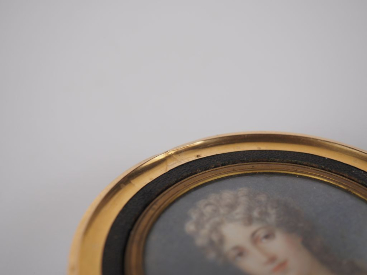 Boite XIXème en écaille et or ou pomponne, le couvercle orné d'une min