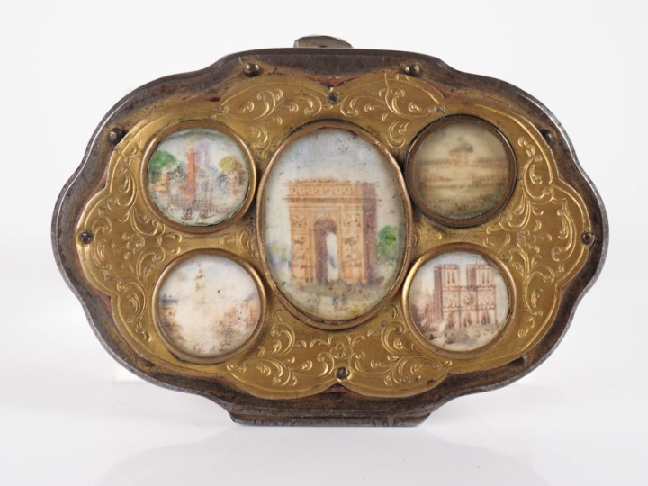 Bourse fin XIXème en métal, cuir et soie, un des côtés orné de cinq mi