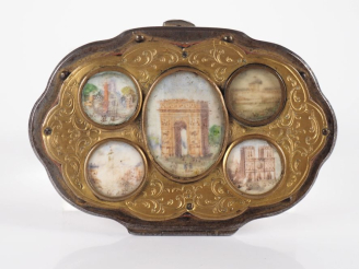 Vente aux enchères Bourse fin XIXème en métal, cuir et soie, un des côtés orné de cinq mi