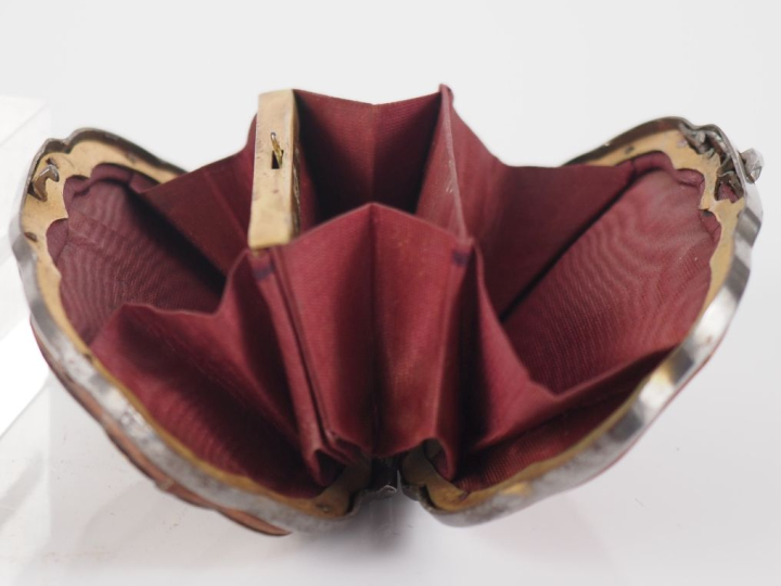 Bourse fin XIXème en métal, cuir et soie, un des côtés orné de cinq mi