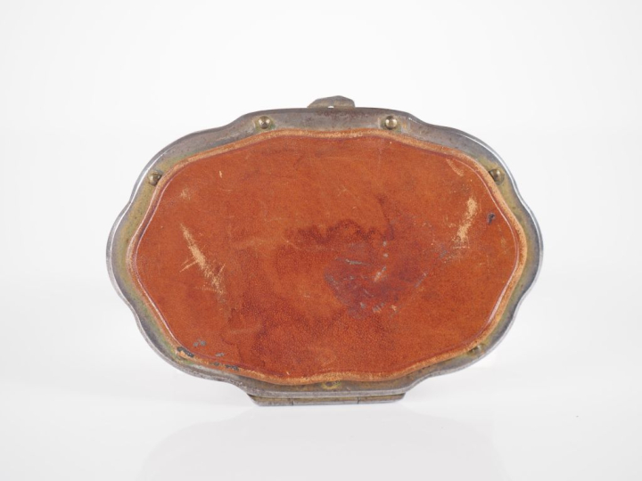 Bourse fin XIXème en métal, cuir et soie, un des côtés orné de cinq mi