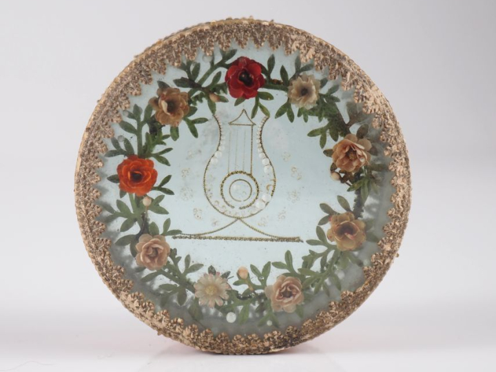 Boite Restauration en verre et carton mâché et tissu à décor de lyre e