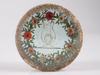 Vente aux enchères Boite Restauration en verre et carton mâché et tissu à décor de lyre e