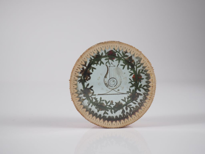 Boite Restauration en verre et carton mâché et tissu à décor de lyre e