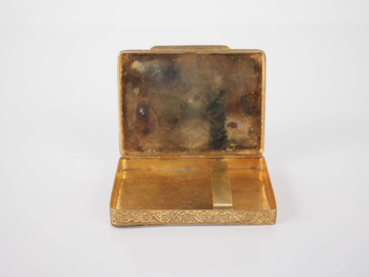 Boite à cigarettes 1900 en métal doré et émail bleu nuit, à décor de f