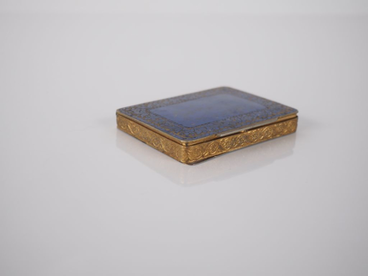 Boite à cigarettes 1900 en métal doré et émail bleu nuit, à décor de f