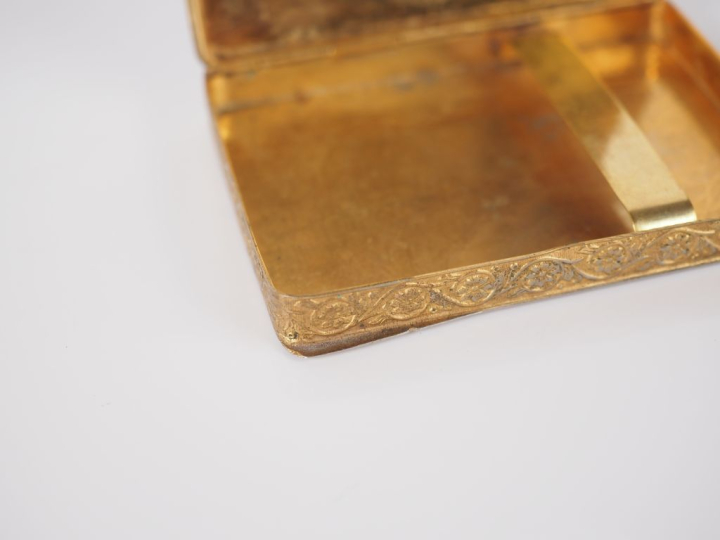 Boite à cigarettes 1900 en métal doré et émail bleu nuit, à décor de f