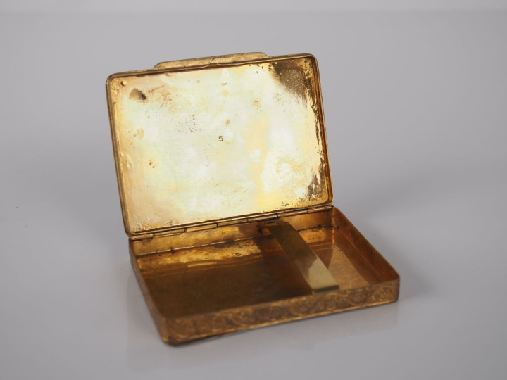 Boite à cigarettes 1900 en métal doré et émail bleu nuit, à décor de f