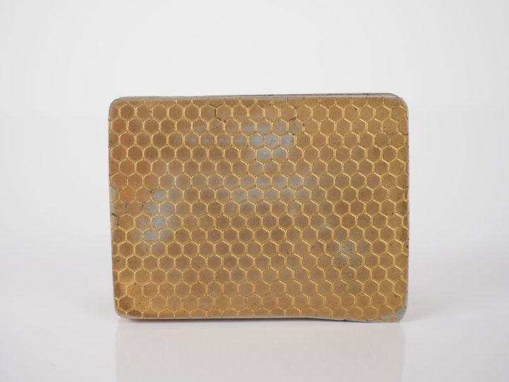 Boite à cigarettes 1900 en métal doré et émail bleu nuit, à décor de f