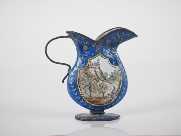 Petite verseuse XVIIIème en émail polychrome, à décor de scènes médiév
